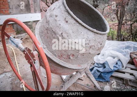 Misch- und Herstellungsmaschine für Zement. Betonmischer in Aktion. Nahaufnahme Stockfoto