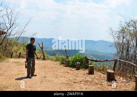 Thailändische Reisender, die Motorradreisen und Fotos machen, besuchen Sie das Dorf Ban Taphoen Khi auf dem Gipfel des Khao Thewada Berges in Phu Toei Natio Stockfoto