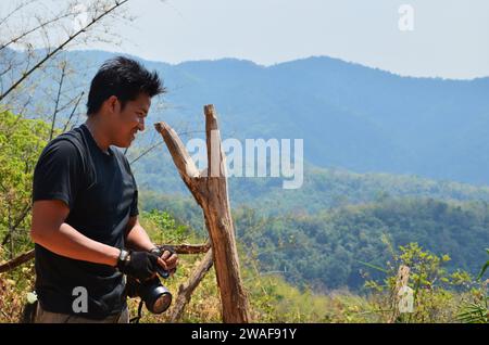 Thailändische Reisender, die Motorradreisen und Fotos machen, besuchen Sie das Dorf Ban Taphoen Khi auf dem Gipfel des Khao Thewada Berges in Phu Toei Natio Stockfoto