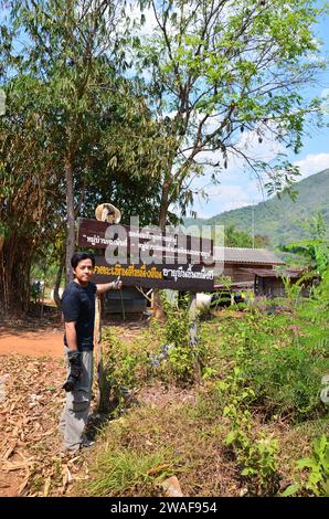 Thailändische Reisende, die Motorradreisen und Fotos machen, besuchen Sie das Dorf Ban Taphoen Khi auf dem Gipfel des Khao Thewada Berges in Phu Toei Nati Stockfoto