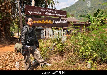 Thailändische Reisende, die Motorradreisen und Fotos machen, besuchen Sie das Dorf Ban Taphoen Khi auf dem Gipfel des Khao Thewada Berges in Phu Toei Nati Stockfoto