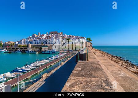 Peniscola Spanien Hafen und Schloss mit blauem mittelmeer Stockfoto