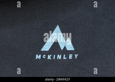 Novi Sad, Serbien - 13. Dezember 2023: McKinley Logo auf einem Rucksack. Die berühmte Marke für Bekleidung und Sportausrüstung wurde 1984 gegründet. Stockfoto