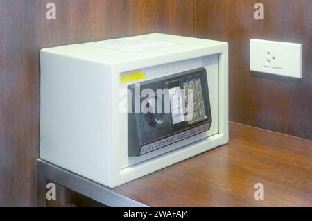 Weißer Safe im luxuriösen Hotelzimmer dient zur Aufbewahrung wertvoller Güter für Gäste. Stockfoto