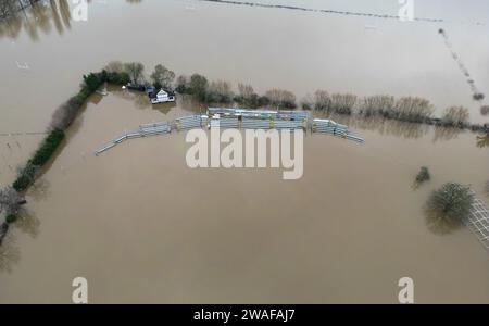 Ein Blick auf den Worcestershire Cricket Ground in Worcester, der nach starken Regenfällen vom Fluss Severn überflutet wurde. Das Met Office hat am Donnerstag um 12:00 Uhr eine gelbe Wetterwarnung ausgegeben. Die Niederschläge werden voraussichtlich in nordöstlicher Richtung durch Südengland reisen und bis Freitag um 3 Uhr morgens dauern. Bilddatum: Donnerstag, 4. Januar 2024. Stockfoto