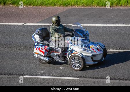 2014-2019 Can am Trike SPYDER RT-S mit Roadster Graphic USA Kit, Patriot US Army Aufklebern. Motorradfahrer; Dreirad-Motorrad, Dreirad, Dreirad, Dreirad, Dreirad-Motorrad, Dreirad-Motorrad, Dreirad-Motorrad. Motorraddesign, Fahrraddesign, Custom Trikes, Custom Cars Motorräder, Fahrzeuge, Straßen, Motorräder, Fahrradfahrer, die auf der Autobahn M6 im Großraum Manchester, Großbritannien, mit hoher Geschwindigkeit unterwegs sind Stockfoto