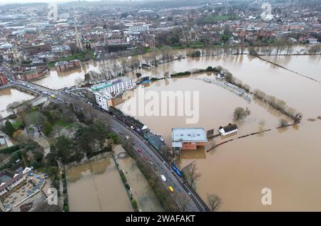 Ein Blick auf den Worcestershire Cricket Ground in Worcester, der nach starken Regenfällen vom Fluss Severn überflutet wurde. Das Met Office hat am Donnerstag um 12:00 Uhr eine gelbe Wetterwarnung ausgegeben. Die Niederschläge werden voraussichtlich in nordöstlicher Richtung durch Südengland reisen und bis Freitag um 3 Uhr morgens dauern. Bilddatum: Donnerstag, 4. Januar 2024. Stockfoto