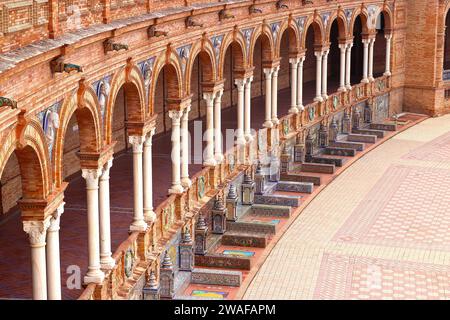 Farbenfrohe geflieste Nischen rund um die Plaza de Espana, die jeweils verschiedene Provinzen Spaniens in Sevilla, Andalusien, repräsentieren Stockfoto