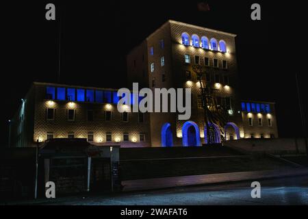 Tirana, Albanien - 28. November 2023: Nachtaufnahme von Mutter Teresas Silhouette vor der Polytechnischen Universität Tirana Stockfoto