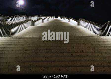 Tirana, Albanien – 28. November 2023: Nachtaufnahme ausschließlich auf der Treppe der Tirana-Pyramide Stockfoto