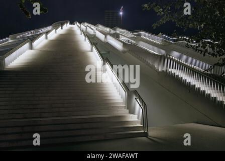 Tirana, Albanien – 28. November 2023: Nachtaufnahme ausschließlich auf der Treppe der Tirana-Pyramide Stockfoto