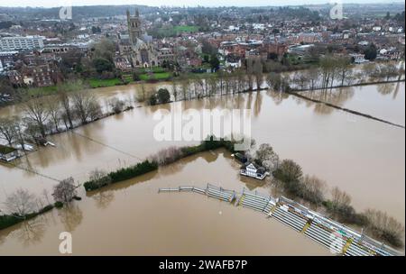 Ein Blick auf den Worcestershire Cricket Ground in Worcester, der nach starken Regenfällen vom Fluss Severn überflutet wurde. Das Met Office hat am Donnerstag um 12:00 Uhr eine gelbe Wetterwarnung ausgegeben. Die Niederschläge werden voraussichtlich in nordöstlicher Richtung durch Südengland reisen und bis Freitag um 3 Uhr morgens dauern. Bilddatum: Donnerstag, 4. Januar 2024. Stockfoto