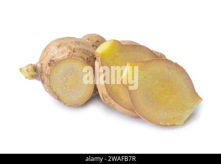 Frischer Ingwer mit Schichten wird auf weißem Hintergrund mit Beschneidungspfad isoliert. Stockfoto