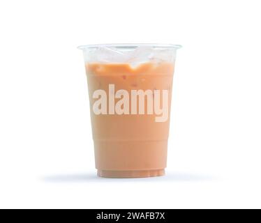 Orange Thai Eismilchtee in transparentem Kunststoffglas ist isoliert auf weißem Hintergrund mit Schneidepfad. Stockfoto
