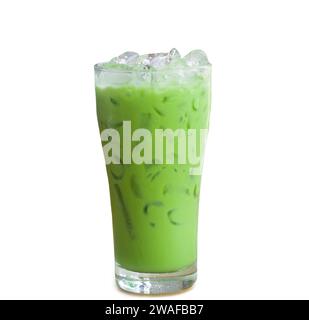 Eismatcha Latte oder grüner Tee mit Kondensmilch in transparentem Glas ist auf weißem Hintergrund mit Schneidepfad isoliert. Stockfoto