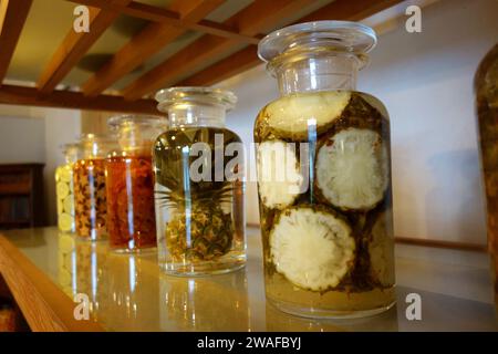 Ananasscheiben im Glasgefäß Stockfoto