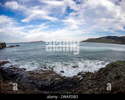 Weitwinkel GoPro Panorama der Landschaft von Mundaka in Spanien. Blick auf das Meer, wo die berühmte linke Welle ist und wo die berühmtesten Surfer in t Stockfoto