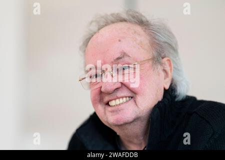 Neubiberg, Deutschland. Januar 2024. Der Filmregisseur und Drehbuchautor Franz Xaver Bogner spricht während eines Interviews. Quelle: Lennart Preiss/dpa/Alamy Live News Stockfoto