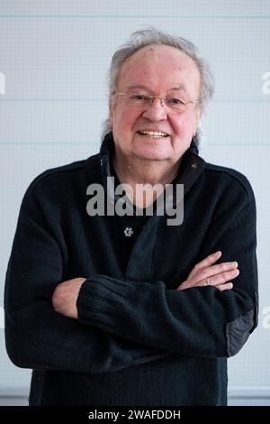 Neubiberg, Deutschland. Januar 2024. Der Regisseur und Drehbuchautor Franz Xaver Bogner fotografierte nach einem Interview. Quelle: Lennart Preiss/dpa/Alamy Live News Stockfoto