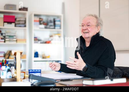 Neubiberg, Deutschland. Januar 2024. Der Filmregisseur und Drehbuchautor Franz Xaver Bogner spricht während eines Interviews. Quelle: Lennart Preiss/dpa/Alamy Live News Stockfoto