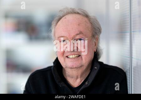 Neubiberg, Deutschland. Januar 2024. Der Regisseur und Drehbuchautor Franz Xaver Bogner fotografierte nach einem Interview. Quelle: Lennart Preiss/dpa/Alamy Live News Stockfoto