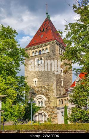 Das Château d’Ouchy (Burg von Ouchy) ist ein Hotel, das an der Stelle einer mittelalterlichen Burg in Lausanne erbaut wurde Stockfoto