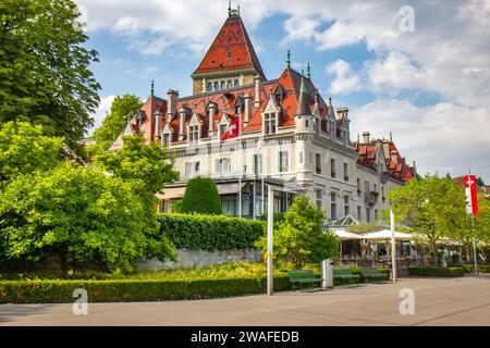 Das Château d’Ouchy (Burg von Ouchy) ist ein Hotel, das an der Stelle einer mittelalterlichen Burg in Lausanne erbaut wurde Stockfoto