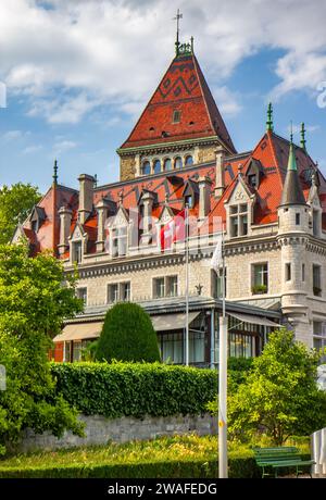Das Château d’Ouchy (Burg von Ouchy) ist ein Hotel, das an der Stelle einer mittelalterlichen Burg in Lausanne erbaut wurde Stockfoto