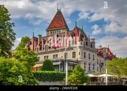 Das Château d’Ouchy (Burg von Ouchy) ist ein Hotel, das an der Stelle einer mittelalterlichen Burg in Lausanne erbaut wurde Stockfoto