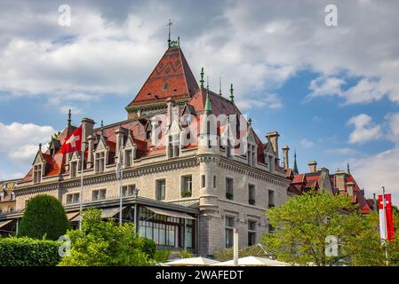 Das Château d’Ouchy (Burg von Ouchy) ist ein Hotel, das an der Stelle einer mittelalterlichen Burg in Lausanne erbaut wurde Stockfoto
