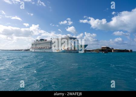 Ein atemberaubender Blick auf die norwegischen Kreuzfahrtschiffe Stockfoto