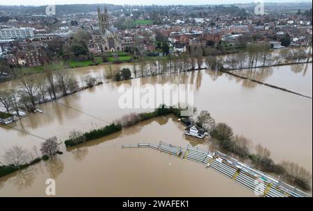 Ein Blick auf den Worcestershire Cricket Ground in Worcester, der nach starken Regenfällen vom Fluss Severn überflutet wurde. Das Met Office hat am Donnerstag um 12:00 Uhr eine gelbe Wetterwarnung ausgegeben. Die Niederschläge werden voraussichtlich in nordöstlicher Richtung durch Südengland reisen und bis Freitag um 3 Uhr morgens dauern. Bilddatum: Donnerstag, 4. Januar 2024. Stockfoto