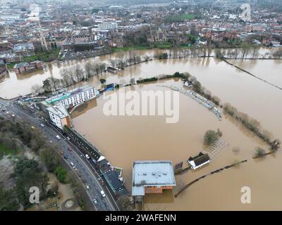 Ein Blick auf den Worcestershire Cricket Ground in Worcester, der nach starken Regenfällen vom Fluss Severn überflutet wurde. Das Met Office hat am Donnerstag um 12:00 Uhr eine gelbe Wetterwarnung ausgegeben. Die Niederschläge werden voraussichtlich in nordöstlicher Richtung durch Südengland reisen und bis Freitag um 3 Uhr morgens dauern. Bilddatum: Donnerstag, 4. Januar 2024. Stockfoto