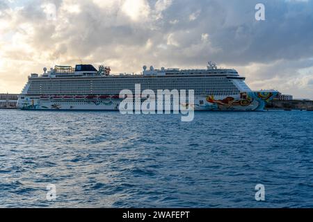 Ein atemberaubender Blick auf die norwegischen Kreuzfahrtschiffe Stockfoto