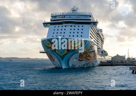 Ein atemberaubender Blick auf die norwegischen Kreuzfahrtschiffe Stockfoto