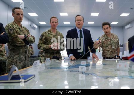 Außenminister David Cameron trifft auf britische Truppen, die Teil der NATO-geführten Friedensmission sind, während eines Besuchs in Pristina im Kosovo. Bilddatum: Donnerstag, 4. Januar 2024. Stockfoto