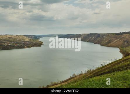 Tolle Morgenansicht von der fliegenden Drohne der Bakotska Bay. Fantastischer Sommersonnenaufgang auf dem Fluss Dnister, Ukraine, Europa. Schönheit der Natur Konzept backgroun Stockfoto