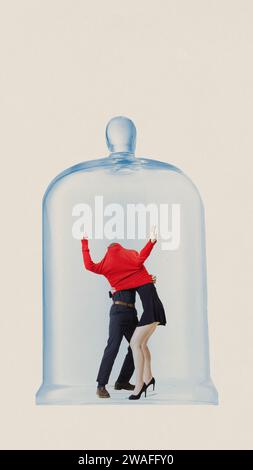 Zeitgenössische Kunstcollage. Isolierung und Barriere. Junge Leute versteckten sich in einem roten Pullover und unter einer transparenten Kappe. Trendiger Magazinstil. Stockfoto