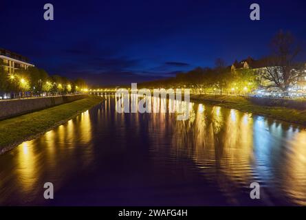 Fluss Uzh und Drama-Theater am Abend, Uzhgorod, Ukraine Stockfoto