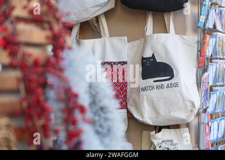 Zagreb, Kroatien. Januar 2023. Verschiedene kroatische Souvenirs wurden am 4. Januar 2023 im Stadtzentrum in Zagreb, Kroatien, gesehen. Foto: Sanjin Strukic/PIXSELL Credit: Pixsell/Alamy Live News Stockfoto