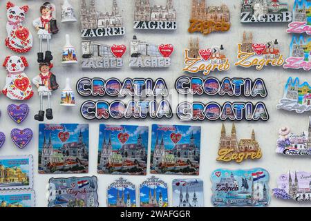 Zagreb, Kroatien. Januar 2023. Verschiedene kroatische Souvenirs wurden am 4. Januar 2023 im Stadtzentrum in Zagreb, Kroatien, gesehen. Foto: Sanjin Strukic/PIXSELL Credit: Pixsell/Alamy Live News Stockfoto