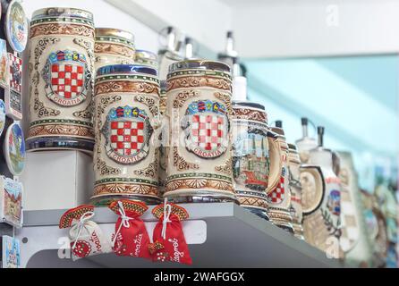 Zagreb, Kroatien. Januar 2023. Verschiedene kroatische Souvenirs wurden am 4. Januar 2023 im Stadtzentrum in Zagreb, Kroatien, gesehen. Foto: Sanjin Strukic/PIXSELL Credit: Pixsell/Alamy Live News Stockfoto