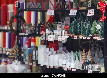 Zagreb, Kroatien. Januar 2023. Verschiedene kroatische Souvenirs wurden am 4. Januar 2023 im Stadtzentrum in Zagreb, Kroatien, gesehen. Foto: Sanjin Strukic/PIXSELL Credit: Pixsell/Alamy Live News Stockfoto