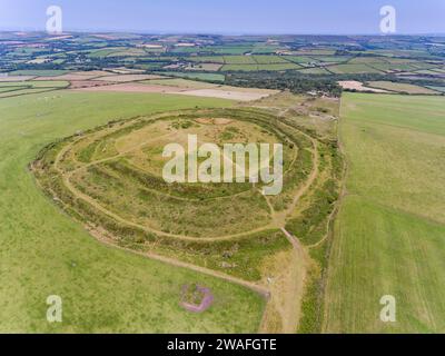 Aus der Vogelperspektive auf Castle an Dinas Iron Age Hill Fort in Cornwall von einer Drohne Stockfoto