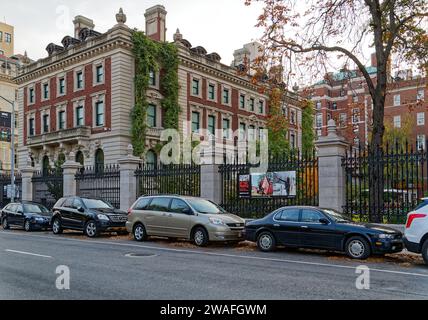 NYC Landmark Cooper Hewitt, das Smithsonian Design Museum, ist das ehemalige Carnegie Mansion an der „Museum Mile“ der Fifth Avenue. Stockfoto