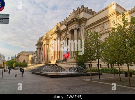 Springbrunnen beleben das Metropolitan Museum of Art, ein monumentales Amalgam aus Architekten und Stilen, Teil der berühmten „Museum Mile“ in New York. Stockfoto