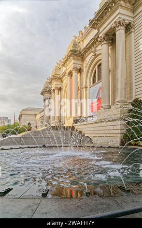 Springbrunnen beleben das Metropolitan Museum of Art, ein monumentales Amalgam aus Architekten und Stilen, Teil der berühmten „Museum Mile“ in New York. Stockfoto