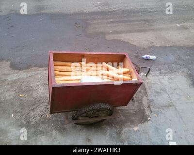 Ein alter roter Holzwagen voller frischer Produkte in ländlicher Umgebung Stockfoto