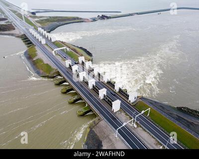 Der niederländische Norddeich, der Wasser aus dem Ijssellake in das Waddenzee in den Niederlanden ableitet Stockfoto