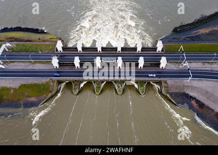 Der niederländische Norddeich, der Wasser aus dem Ijssellake in das Waddenzee in den Niederlanden ableitet Stockfoto